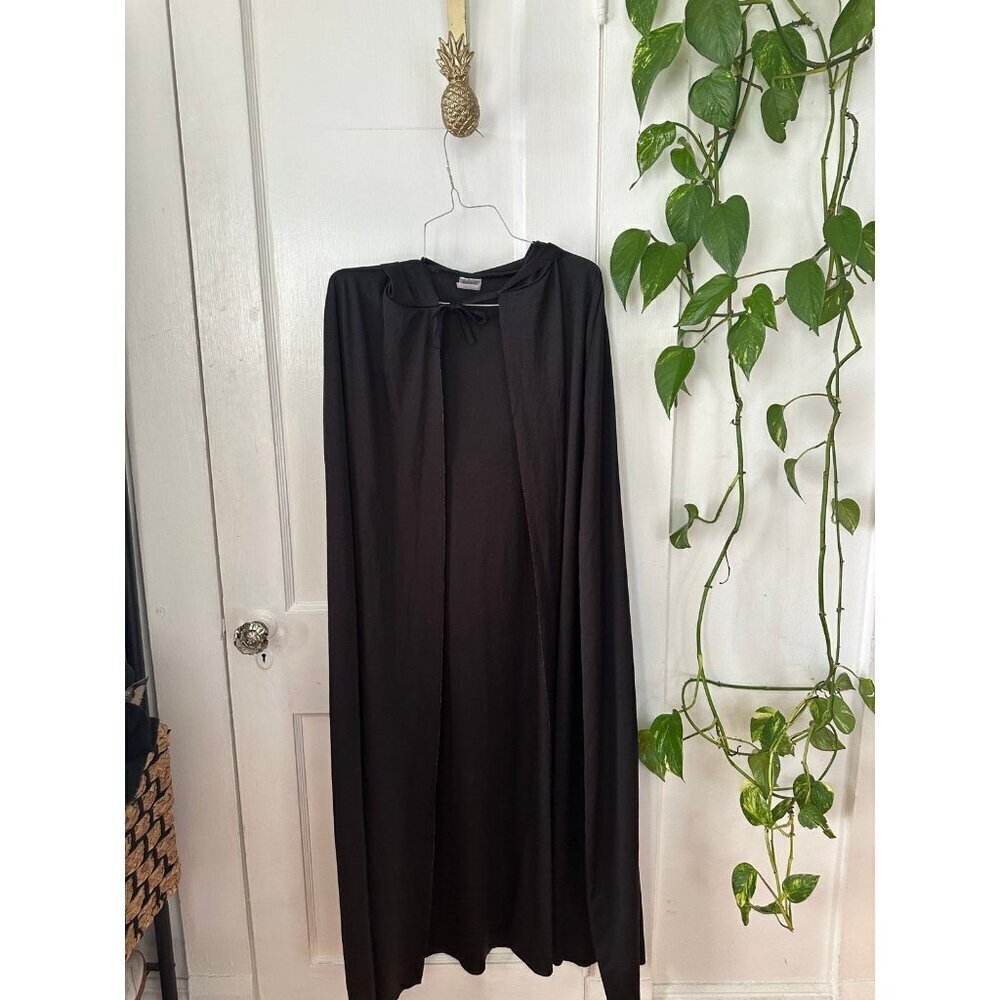 Spirit Halloween one size fits most black Halloween cape